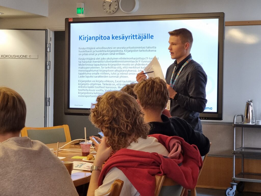 Kesäyrittäjämentori opettaa kirjanpitoa kesäyrittäjille.
