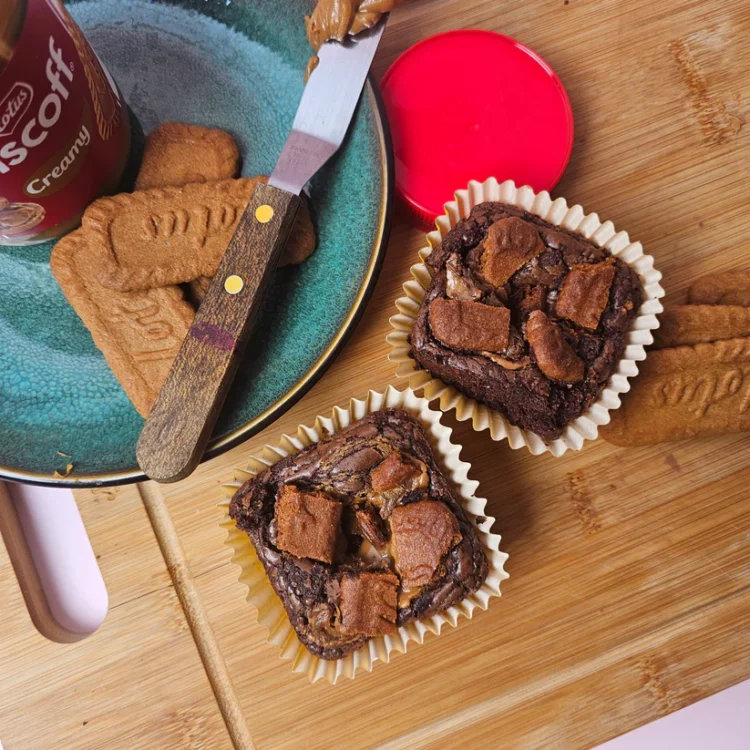 Brownies-leivonnaisia pöydällä.
