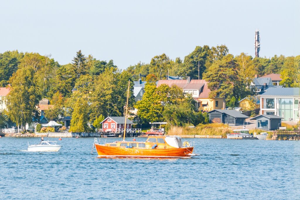 Veneitä merellä rannikon läheisyydessä aurinkoisena päivänä Raumalla.