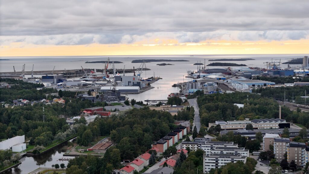 Rauman satama ja rannikko iltavalaistuksessa ilmasta kuvattuna.