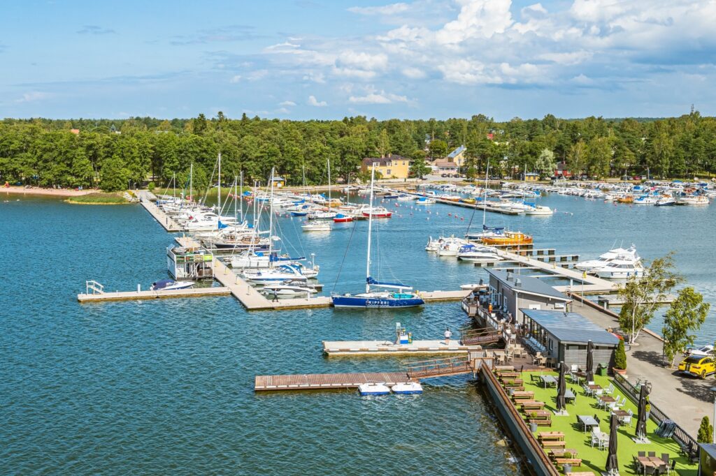 Näkymä Syväraumanlahden venesatamaan aurinkoisena kesäpäivänä.